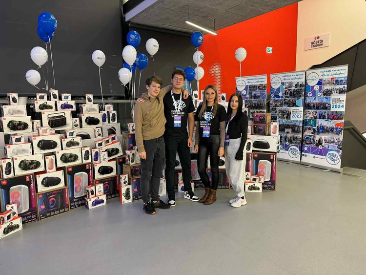 Szabó Beatrix tanárnő és a szoftveres diákok egy kis csapata Székesfehérváron van!