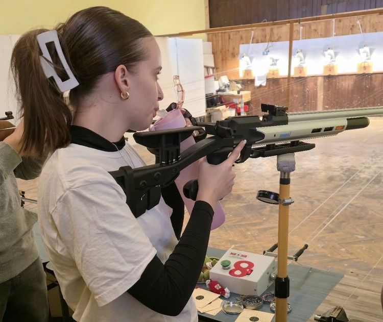 Iennei Evelin Noémi 9. O osztályos tanuló a X. Görgey Artúr Országos Lövész Emlékverseny.