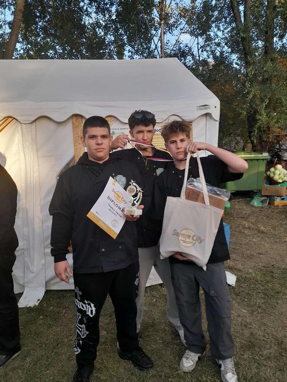 Fantasztikus pörgős napunk van! Kora reggel kezdett a szárma főző csapat Topolyán.