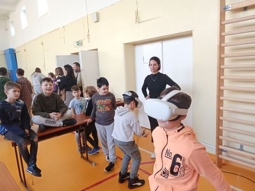 Ma délelőtt három iskolában tettünk pályaorientációs látogatást.